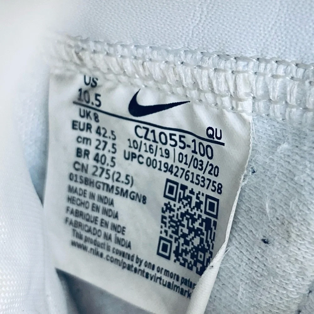 Nike White and Black Retro High-Tops